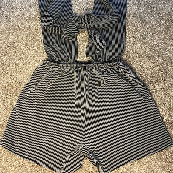 Plugging next Crisscross Backless Striped Romper - Picture 4 of 6